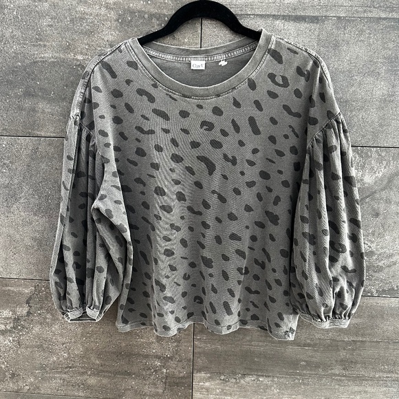 Clare V  Gray Cheetah Drop Shoulder Saloon Sleeve top Size M - Picture 1 of 6